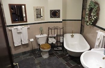Stone Chalet B&B Inn And Event Center アナーバー エクステリア 写真