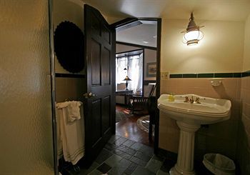 Stone Chalet B&B Inn And Event Center アナーバー エクステリア 写真