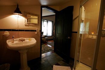 Stone Chalet B&B Inn And Event Center アナーバー エクステリア 写真