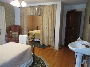 Stone Chalet B&B Inn And Event Center アナーバー エクステリア 写真
