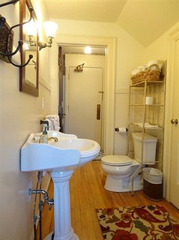 Stone Chalet B&B Inn And Event Center アナーバー エクステリア 写真
